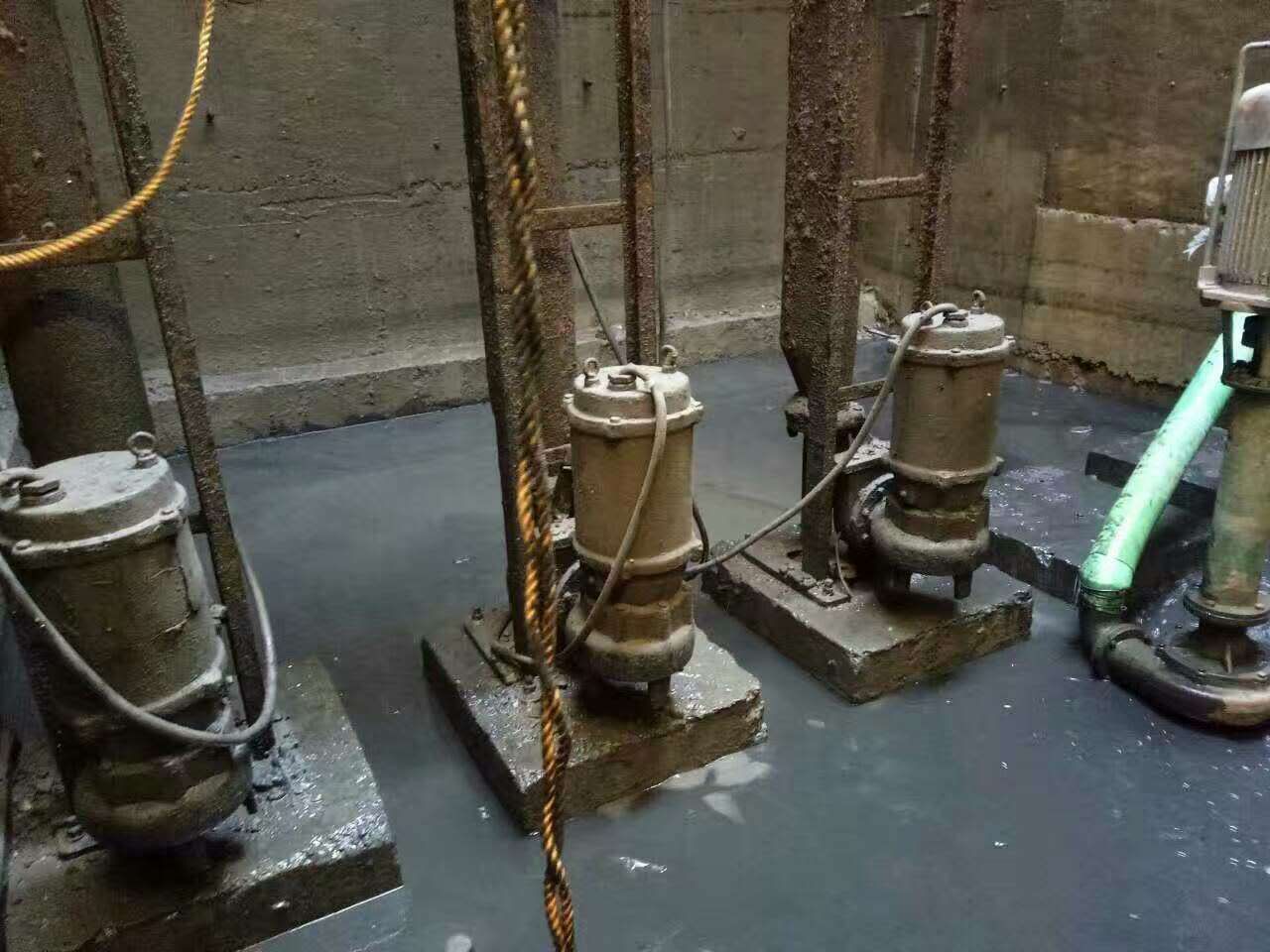 富源污水池清理